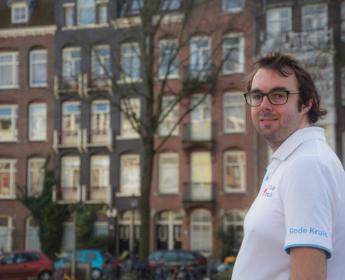Rode kruis vrijwilliger bij Amsta