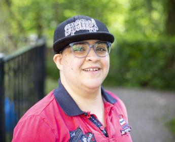 Mahsa gaat graag naar de dagbesteding van Amsta Karaad aan de Overtoom