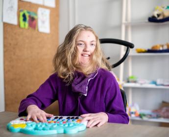 Zara is deelnemer van de belevingsgroep op de dagbesteding voor mensen met een verstandelijke beperking van Amsta Karaad aan de Overtoom in Amsterdam-Centrum