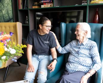 Cherich leerling ouderenzorg met bewoner