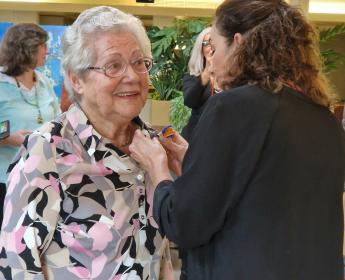 Rita Janssen wordt geridderd door burgemeester Femke Halsema