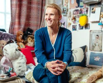 Roeline Biemond op de kamer van cliënt