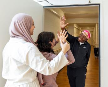 Salwa met een bewoner een een collega.