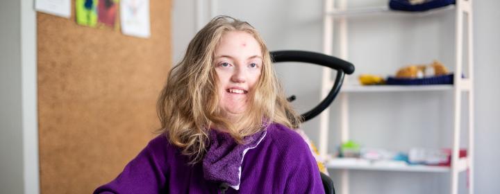 Zara is deelnemer van de belevingsgroep op de dagbesteding voor mensen met een verstandelijke beperking van Amsta Karaad aan de Overtoom in Amsterdam-Centrum