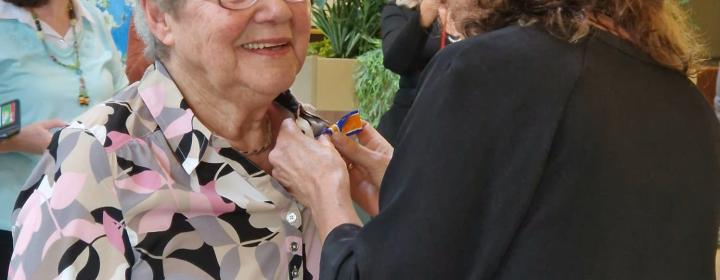 Rita Janssen wordt geridderd door burgemeester Femke Halsema