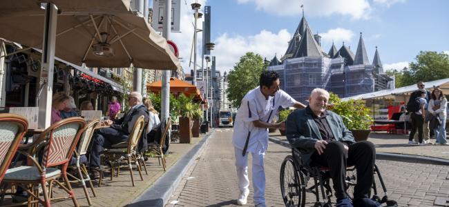 Verzorgende IG met client op Nieuwmarkt - De Flesseman