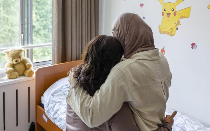 Bewoner en begeleider op de kamer