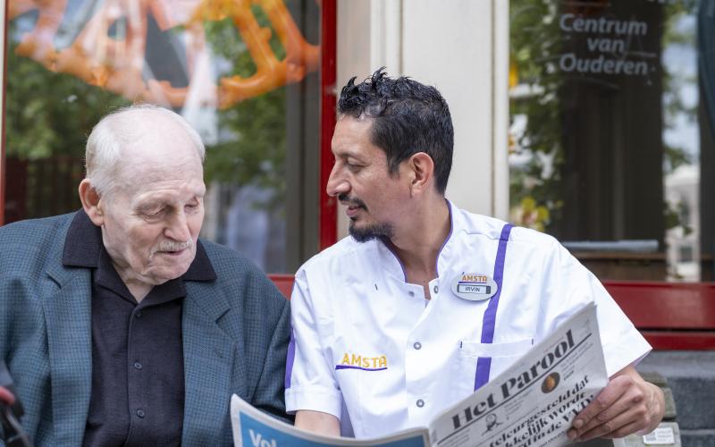 Krant lezen met bewoners bij Flesseman