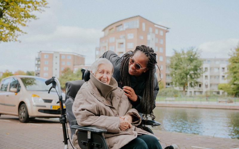 Cheniva wandelen met bewoner