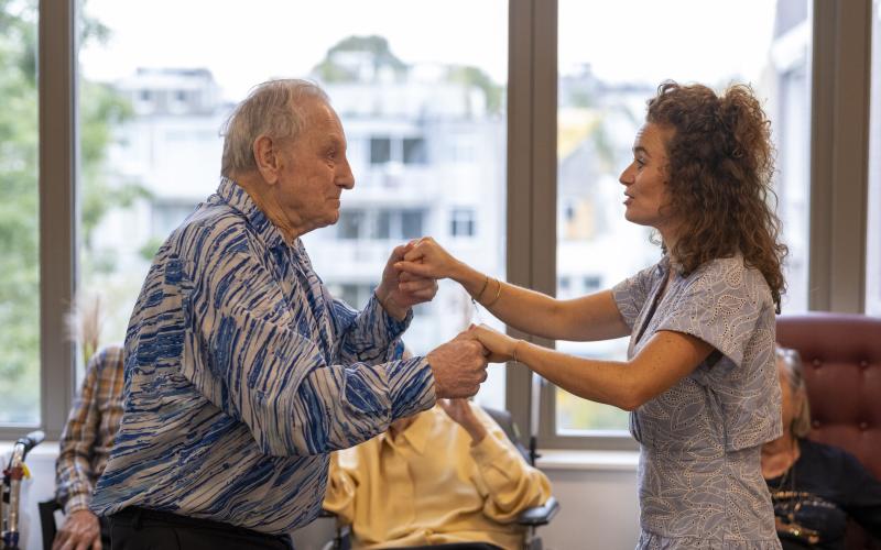Dansen met bewoners