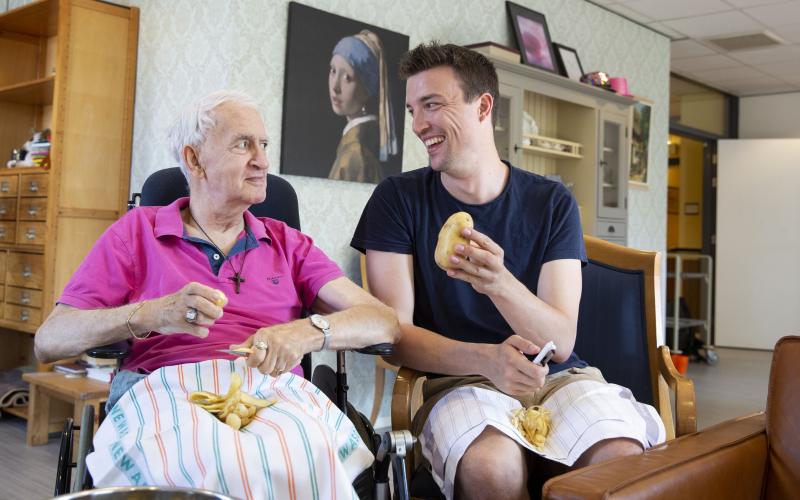 Aardappels schillen met bewoner
