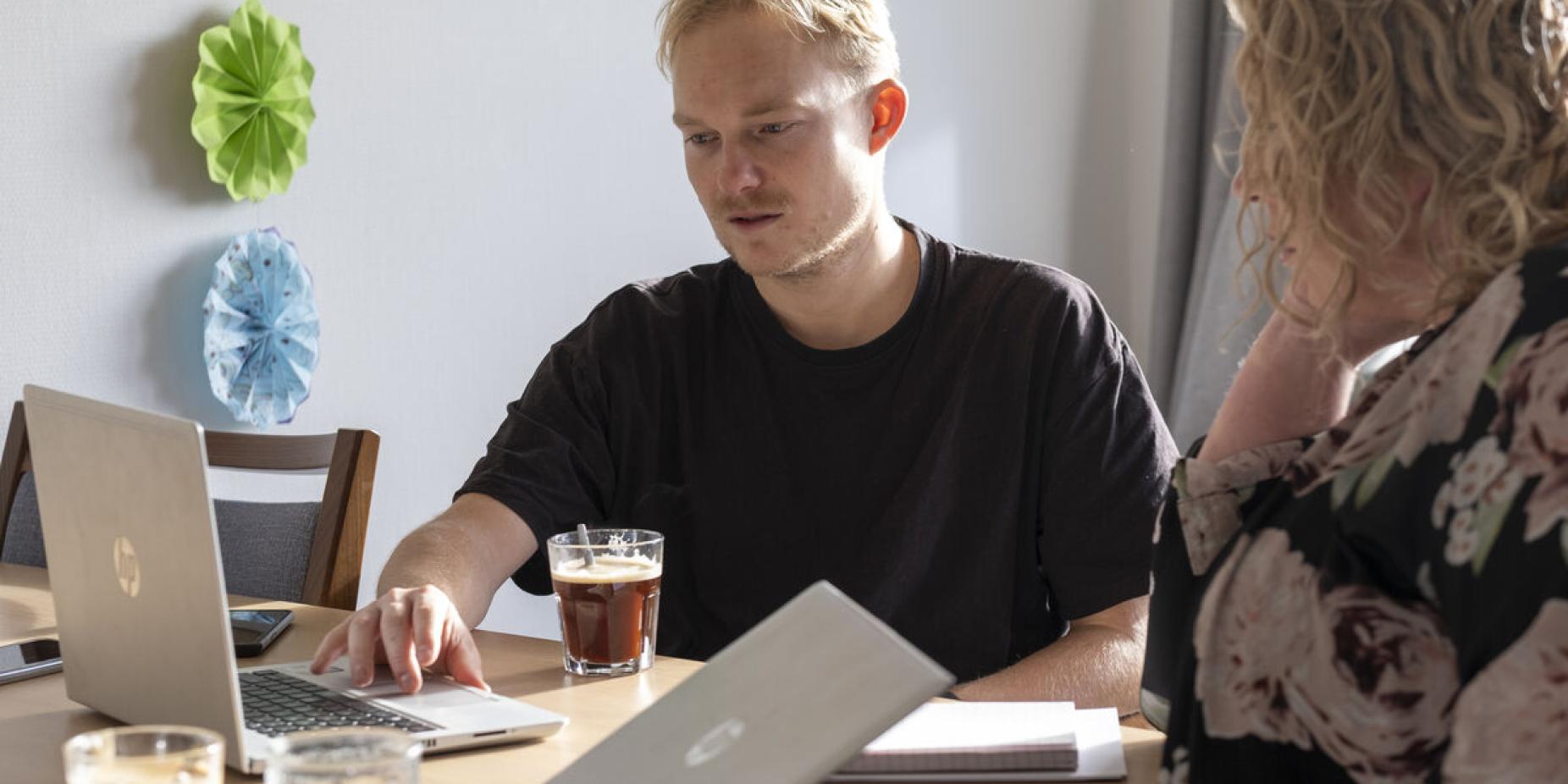 Meldpunt veiligheid systemen achter laptop