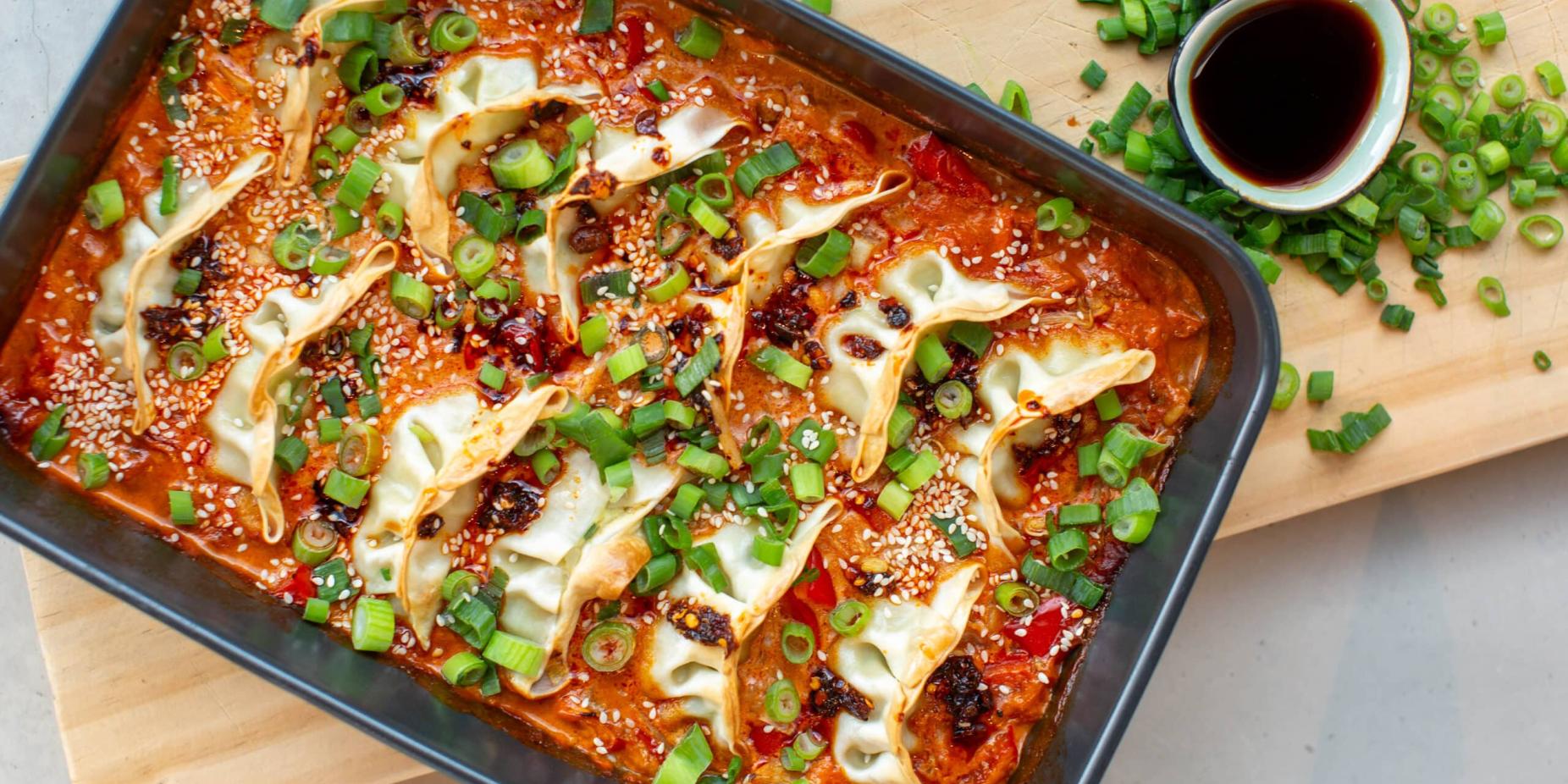 Gyoza met noodles in rode curry saus