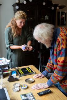Andrea Schols met bewoner