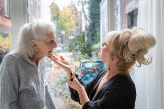 Foto van bewoner en medewerker op het Mozaïekhofje