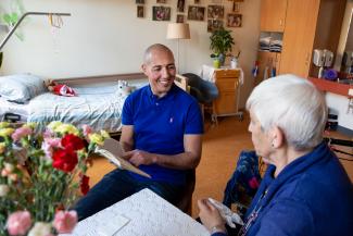 Jaoud is blij met zijn nieuwe baan als leerlingverpleegkundige bij Amsta