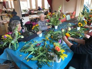 Bloemschikken in de Flesseman