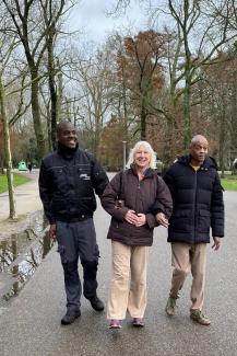 In Amsterdam-Centrum zit de dagbesteding van Amsta Karaad aan de Overtoom. Het Vondelpark is vlakbij voor een fijne wandeling. Ook gaat het werkteam vaak de buurt in om folders te bezorgen.