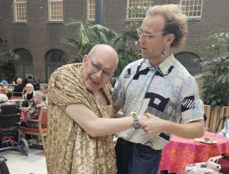 Bewoner in glitterjurk danst op ADE