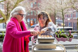 Ik heb altijd samen met mijn moeder gekookt. Dat doe ik hier nu graag weer”