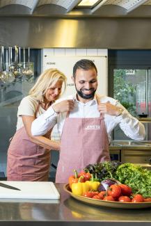 Monique en Souhail aan de slag in de keuken