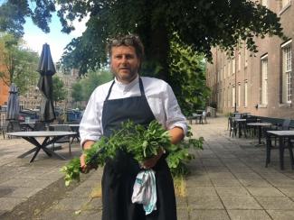 Kok Martin met groenten uit de moestuin