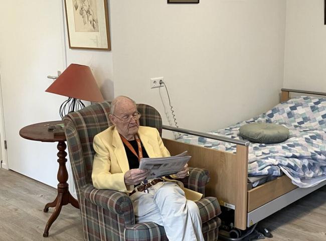 Bewoner Piet Dolman op zijn kamer