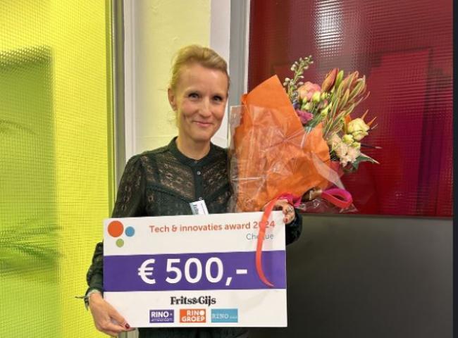 Roeline Biemond met prijs en bloemen