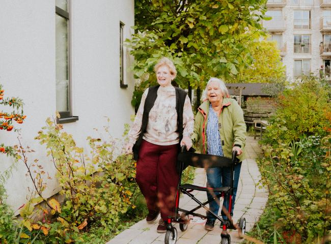 Karin in de tuin met bewoner