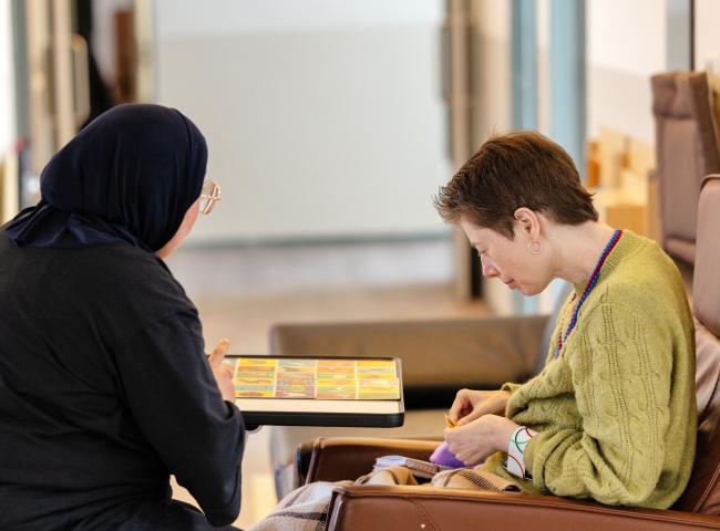 Medewerker met bewoner