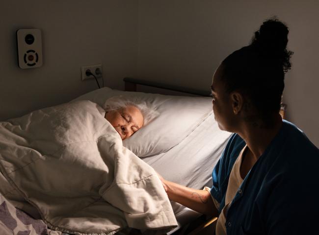 MArlene aan het bed van bewoner